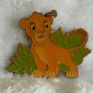 😉Bundle Days😉 Vintage Disney Lion King Pendant Simba Leaf Gold Tone